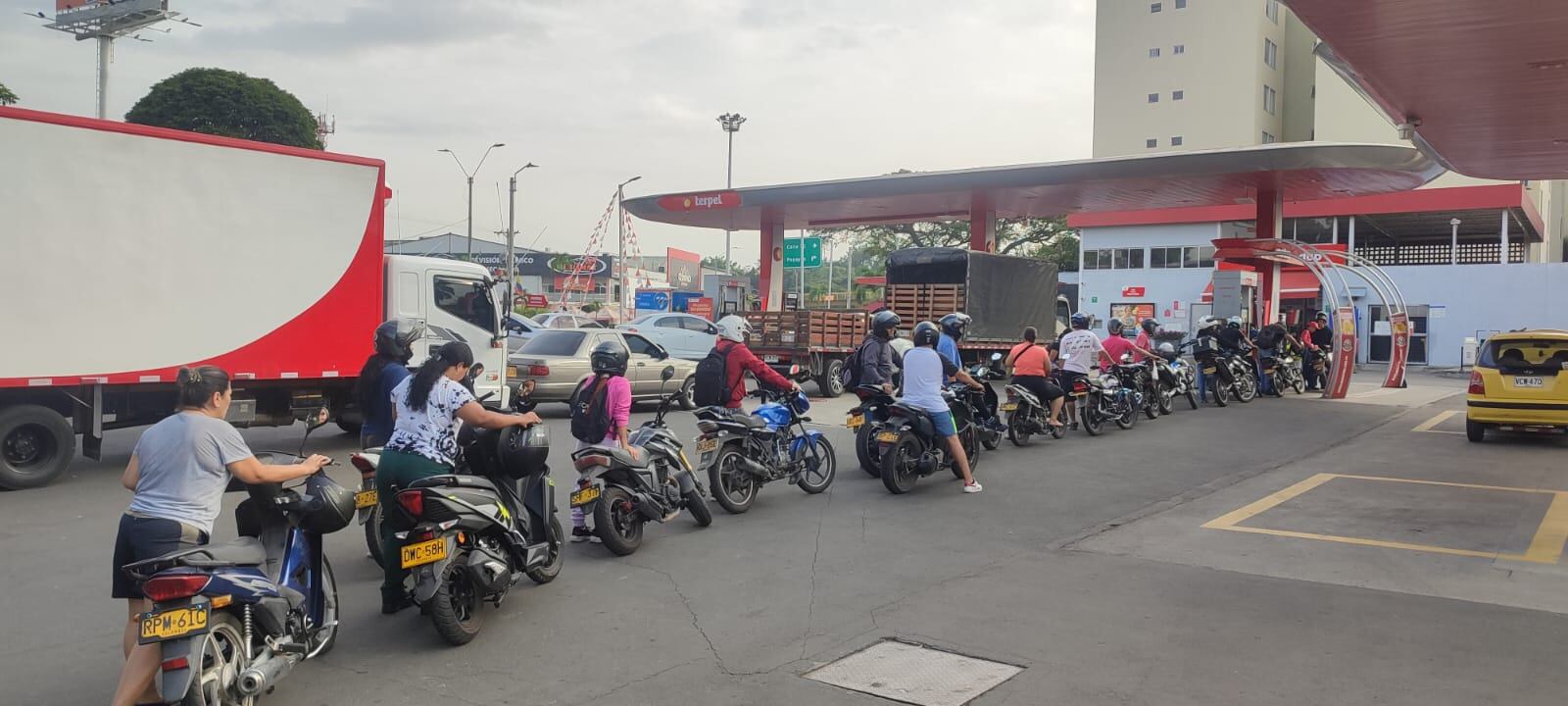 Vehículos hacen fila en las estaciones de gasolina ante posible desabastecimiento por el paro camionero. (Jose Luis Guzmán)