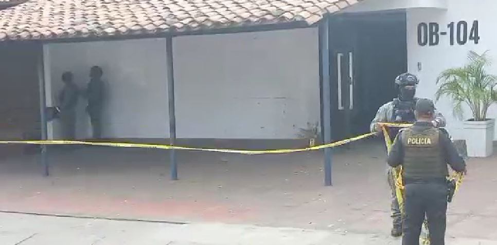 Se registraron daños materiales en la fachada.