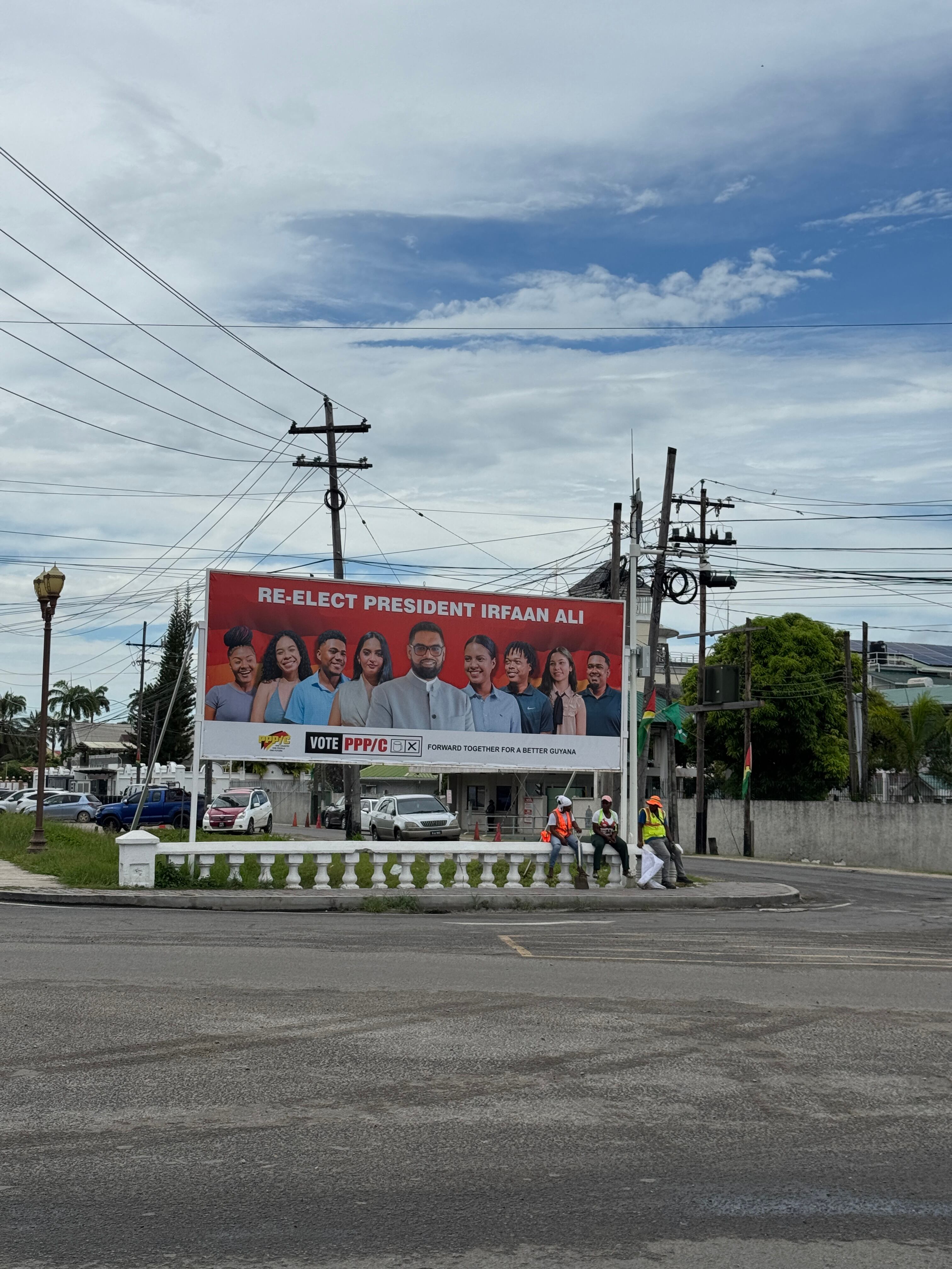 Un anuncio que llama a votar por la reelección del presidente Irfaan Ali se puede ver en Georgetown.