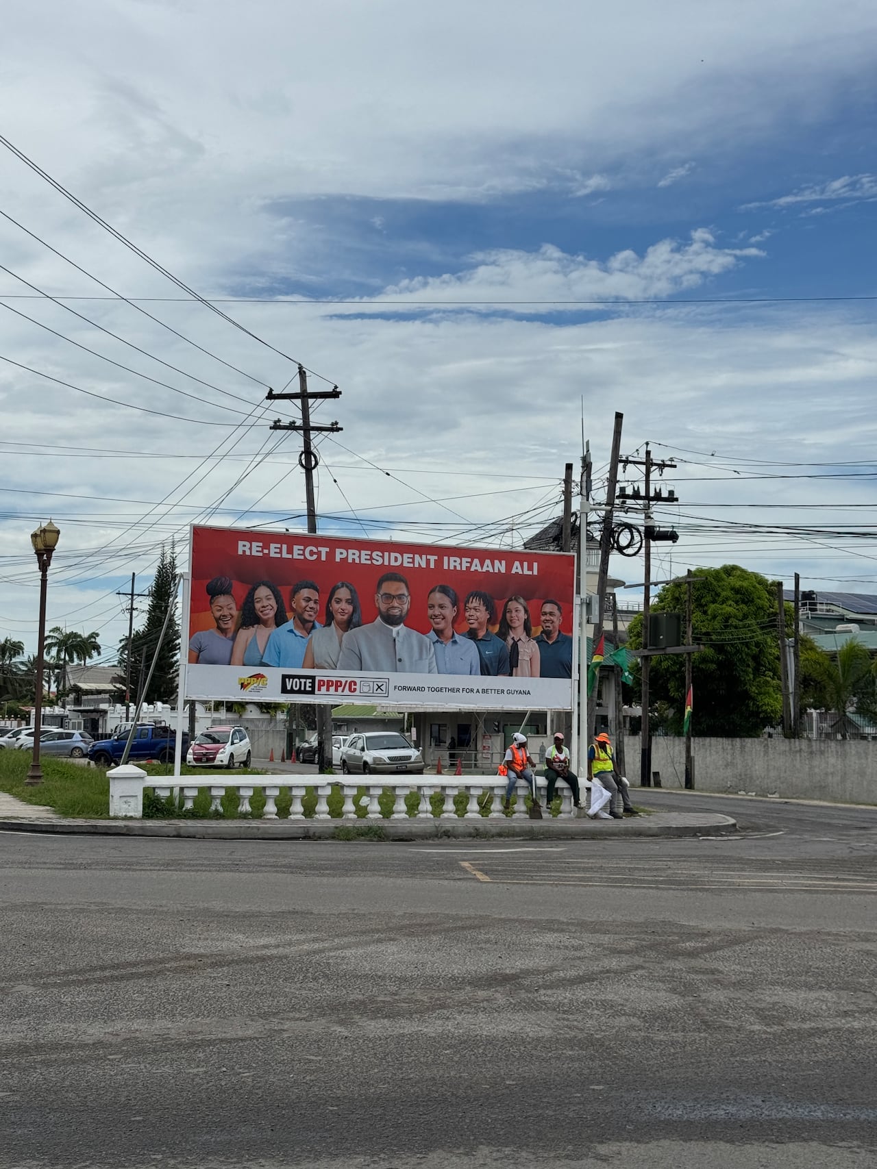 Un anuncio que llama a votar por la reelección del presidente Irfaan Ali se puede ver en Georgetown.