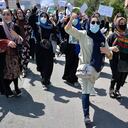 Mujeres afganas gritan consignas durante una manifestación de protesta contra Pakistán, cerca de la embajada de Pakistán en Kabul el 7 de septiembre de 2021. - El 7 de septiembre de 2021, los talibanes dispararon al aire para dispersar a las multitudes que se habían reunido para una manifestación contra Pakistán en la capital, la última protesta desde que el movimiento islamista de línea dura llegó al poder el mes pasado. (Foto de Hoshang Hashimi / AFP)