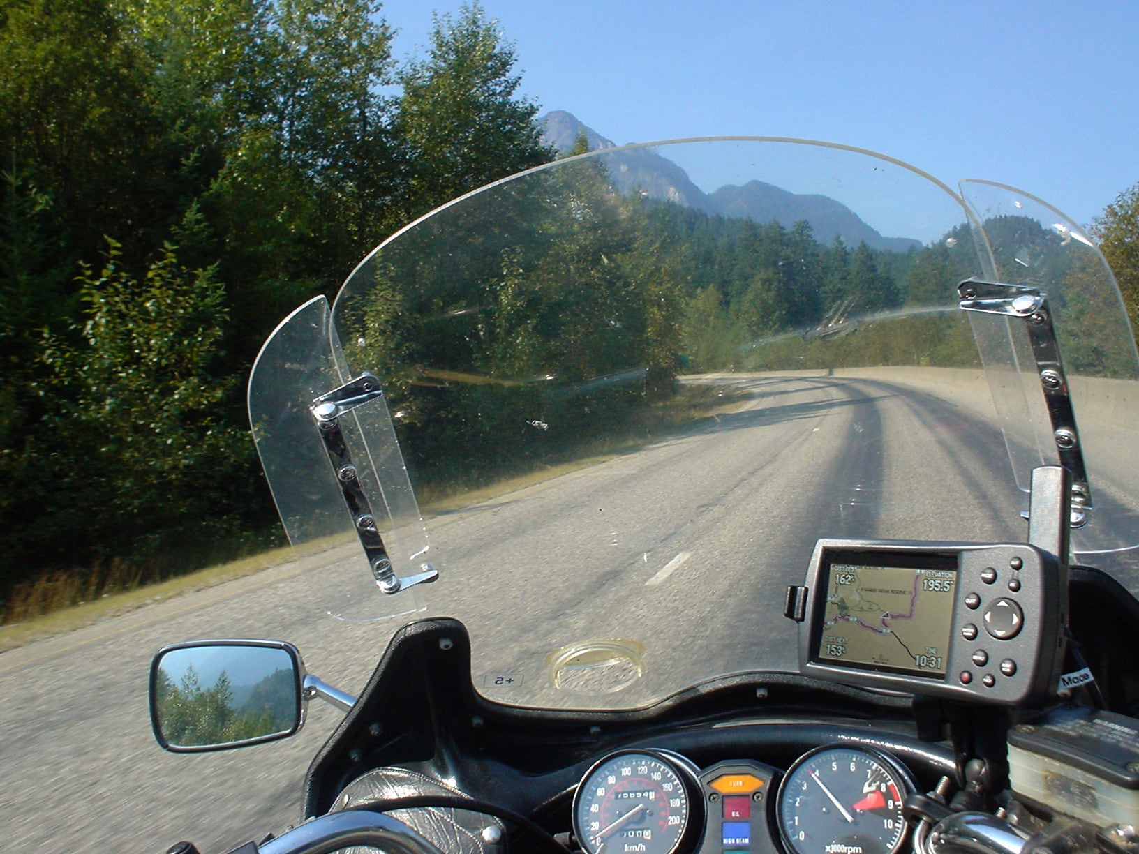 Utilizar un GPS especializado puede evitar daños en el celular y mejorar la seguridad del motociclista.