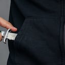 bandido saca su navaja de bolsillo a las amenazas. un ladrón con un cuchillo en la sudadera con capucha. mafia.