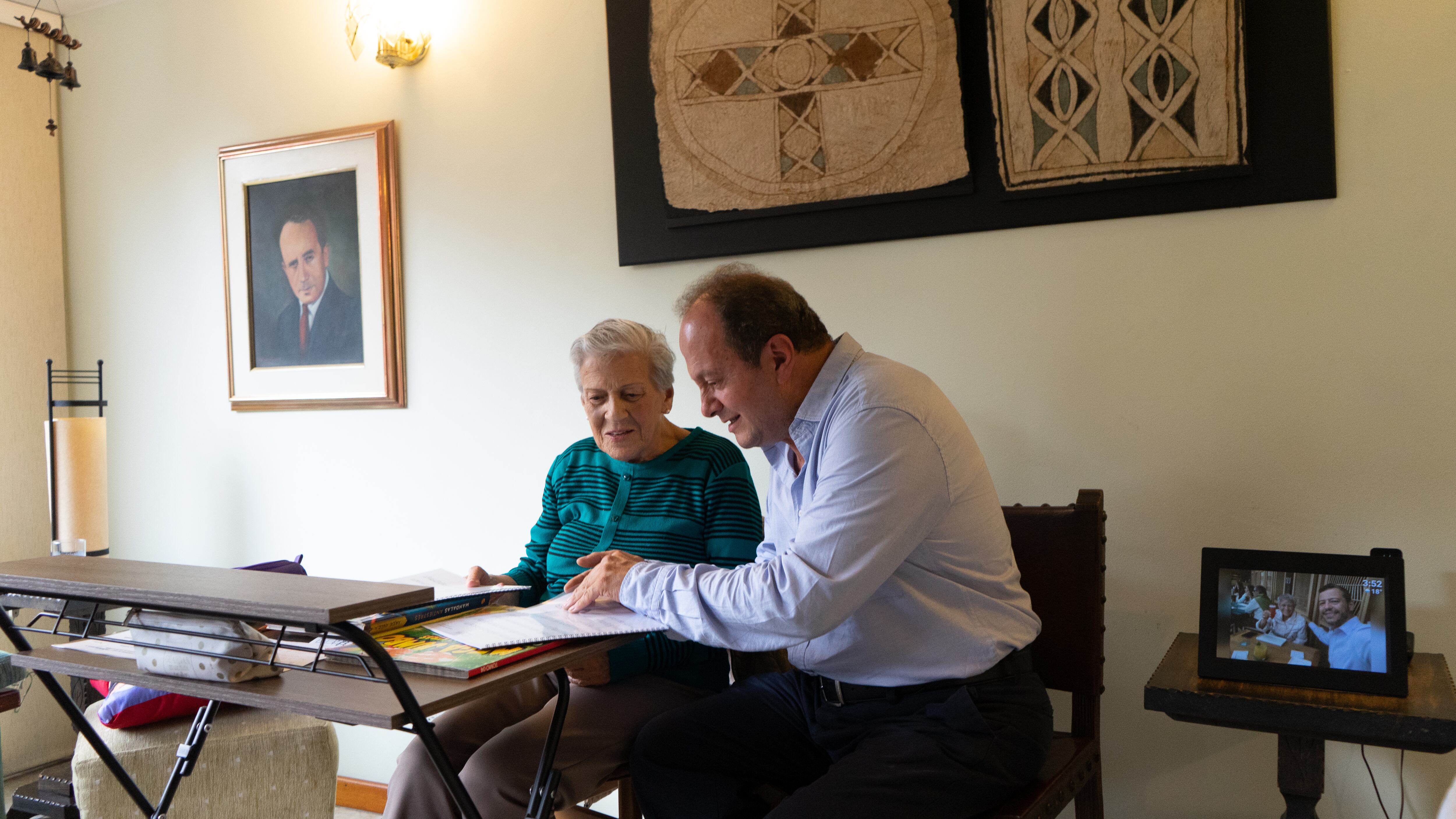 Germán Darío Pérez y su maestra de piano, Ruth Marulanda