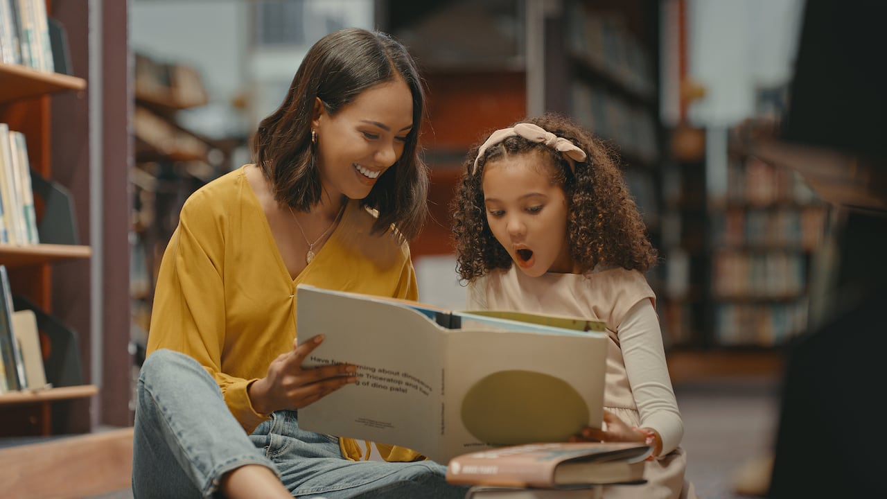 Enseñando a leer a un niño.