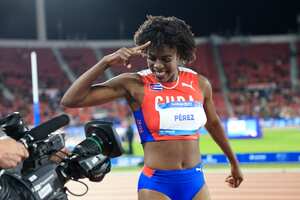 La cubana Leyanis Pérez Hernández celebra ganar la final de triple salto femenino de los Juegos Panamericanos Santiago 2023 en el Estadio Nacional de Santiago el 2 de noviembre de 2023. (Foto de MARTIN BERNETTI / AFP)