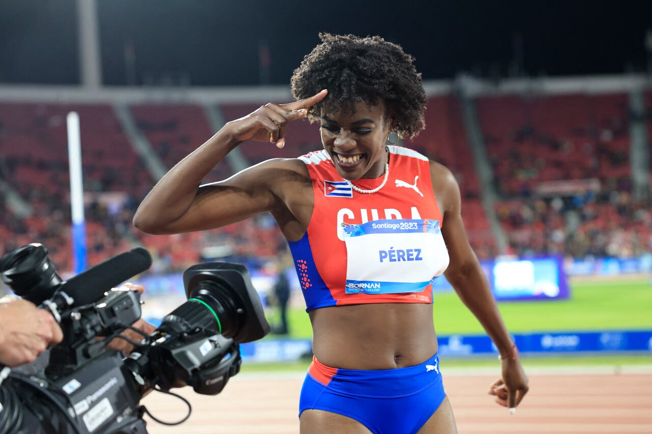 La cubana Leyanis Pérez Hernández celebra ganar la final de triple salto femenino de los Juegos Panamericanos Santiago 2023 en el Estadio Nacional de Santiago el 2 de noviembre de 2023. (Foto de MARTIN BERNETTI / AFP)