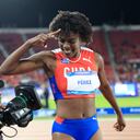 La cubana Leyanis Pérez Hernández celebra ganar la final de triple salto femenino de los Juegos Panamericanos Santiago 2023 en el Estadio Nacional de Santiago el 2 de noviembre de 2023. (Foto de MARTIN BERNETTI / AFP)