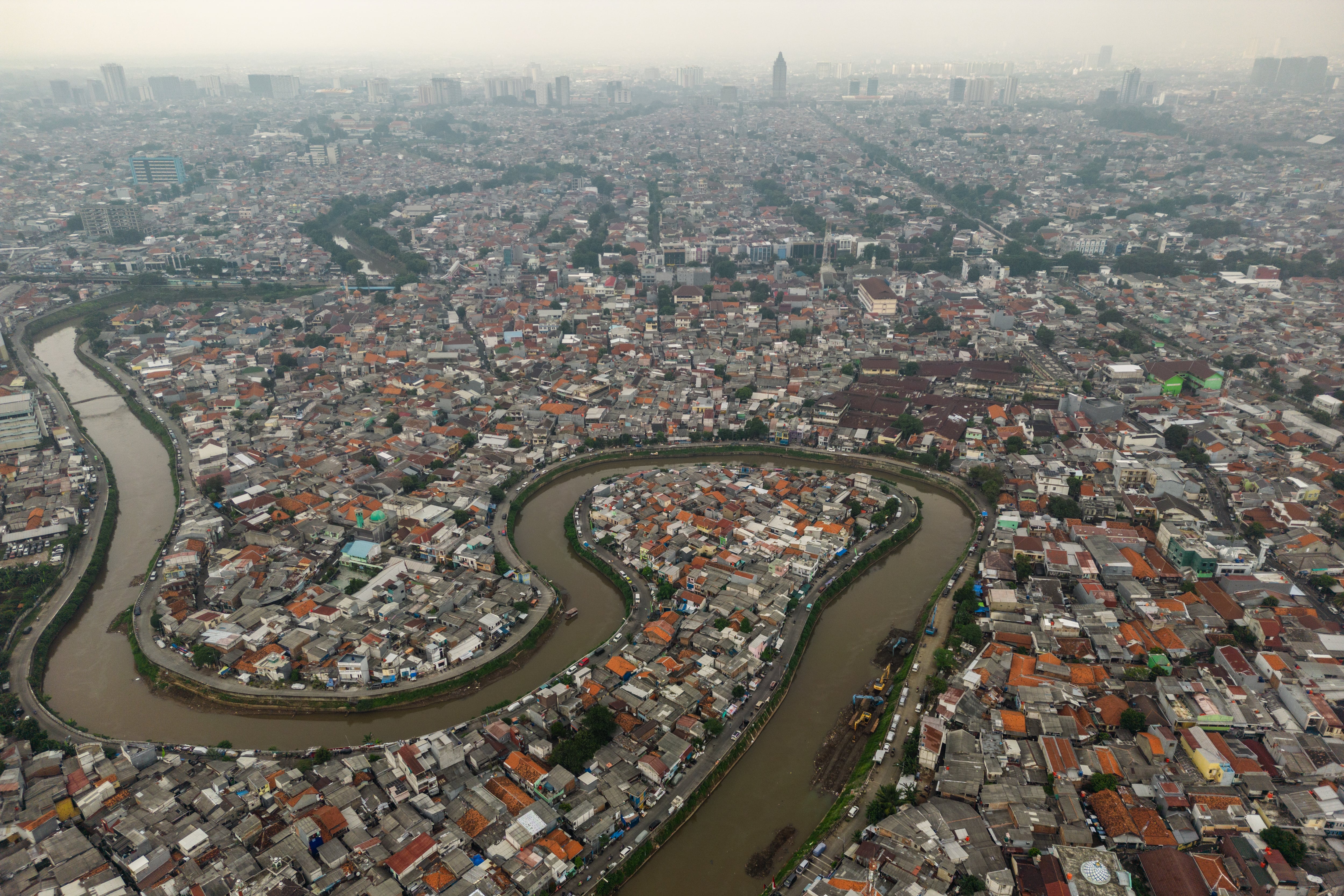 Vista aérea del complejo de viviendas en el distrito de Jatinegara en Yakarta, Indonesia, el 27 de febrero de 2024. Indonesia traslada su capital de Yakarta a Nusantara, en Kalimantan Oriental.