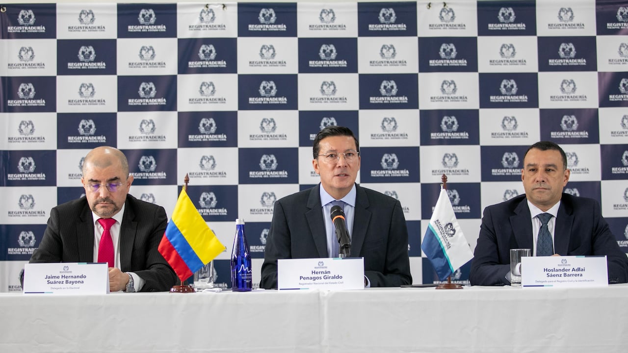 El registrador Hernán Penagos acompañado de los delegados Jaime Hernando Suárez y Hoslander Sáenz.