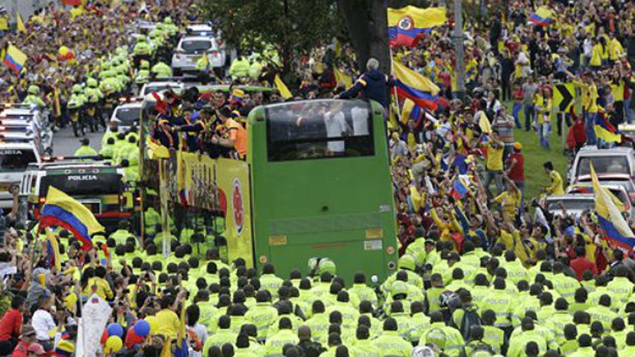 Decenas de miles de hinchas se congregan en Bogotá para recibir a la Selección Colombia. Foto: AP.
