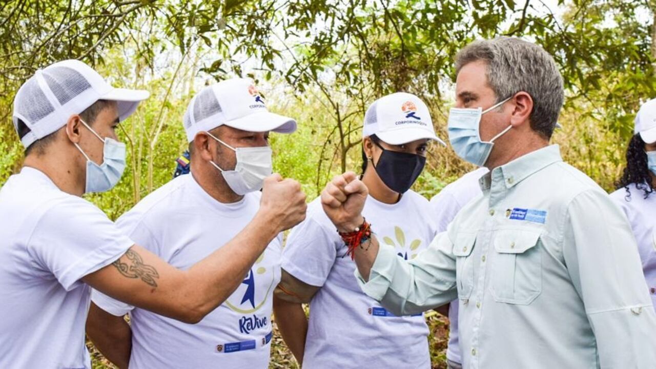 El ministro Ambiente, Carlos Correa, presentó el programa que le permite al personal carcelario trabajar en restauración ecológica y siembra de árboles. Foto; Ministerio de Ambiente