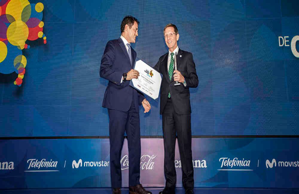 Emilio Archila recibió el reconocimiento de manos de Fabián Hernández, presidente de Telefónica.