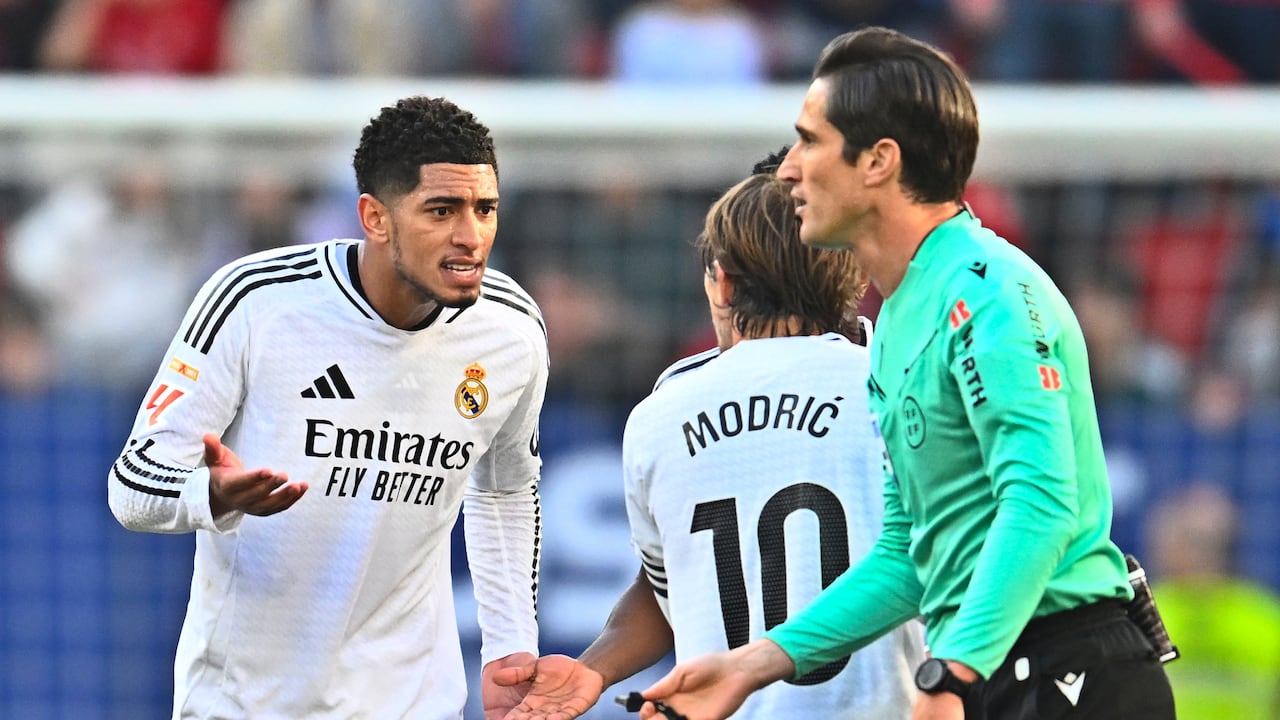 Real Madrid's Jude Bellingham, left, speaks with Real Madrid's Luka Modric after after being shown a red card by the referee during a Spanish La Liga soccer match between Osasuna and Real Madrid at El Sardar stadium in Pamplona, Spain, Saturday, Feb. 15, 2025. (AP Photo/Miguel Oses)