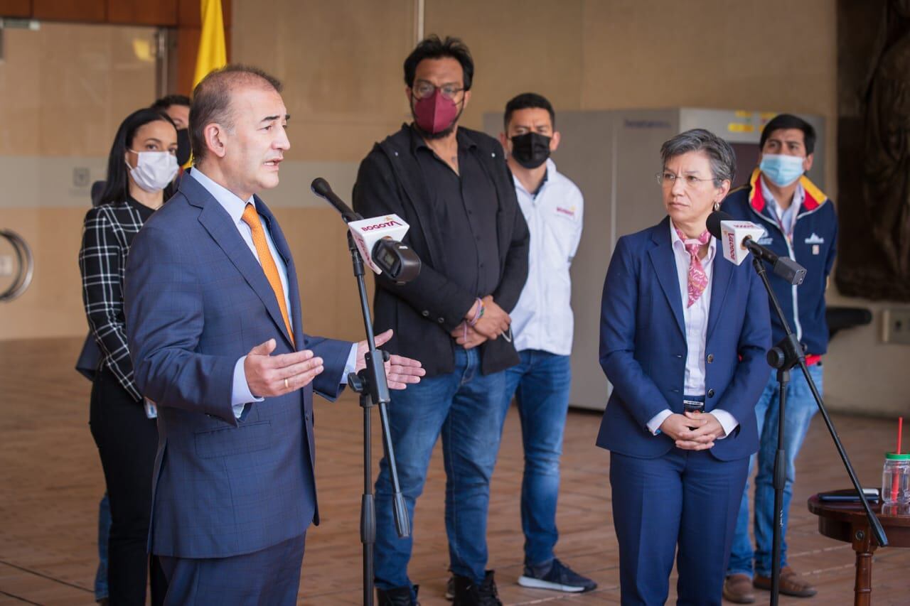 El viceministro del Interior Carlos Baena y la alcaldesa Claudia López al término del PMU sobre el retorno de los indígenas emberá.