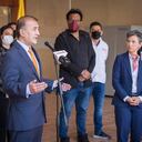 El viceministro del Interior Carlos Baena y la alcaldesa Claudia López al término del PMU sobre el retorno de los indígenas emberá.