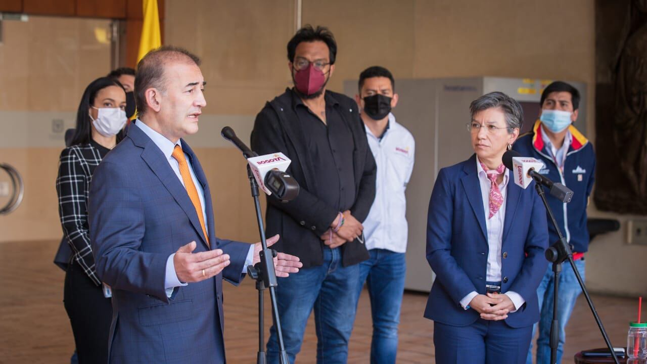 El viceministro del Interior Carlos Baena y la alcaldesa Claudia López al término del PMU sobre el retorno de los indígenas emberá.