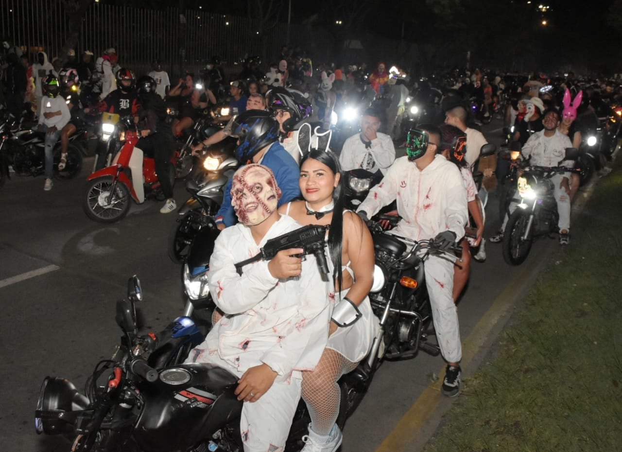 Caravanas de motociclistas en la noche de Halloween en Cali