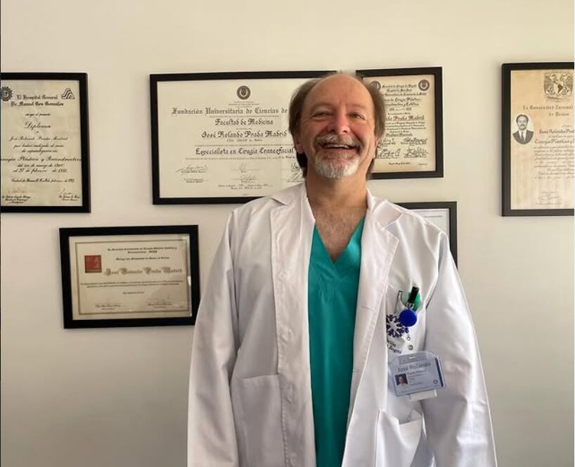 El doctor José Rolando Prada Madrid, cirujano plástico en el Hospital Universitario Fundación Santa Fe de Bogotá