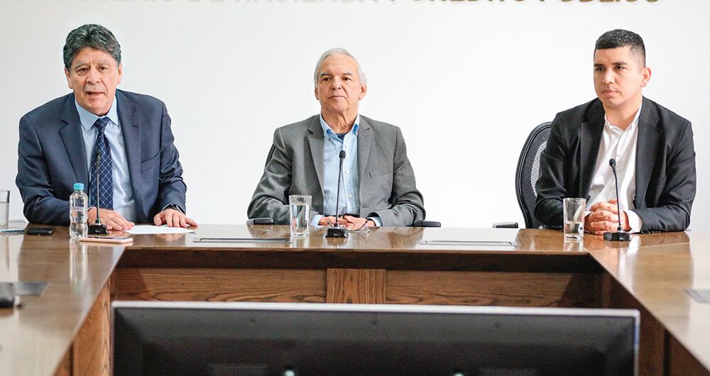     La Andi, presidida por Bruce Mac Master; Asobancaria, que encabeza Jonathan Malagón, y el ministro de Hacienda, Ricardo Bonilla, le pidieron a principios de septiembre al Banco de la República iniciar la senda de reducción de tasas para reactivar la economía.