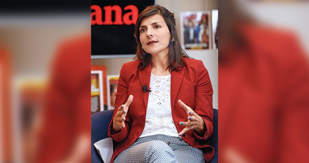  La ministra de Minas, Irene Vélez, justificó el haber eliminado a su esposo del reporte por un “error de digitación”.