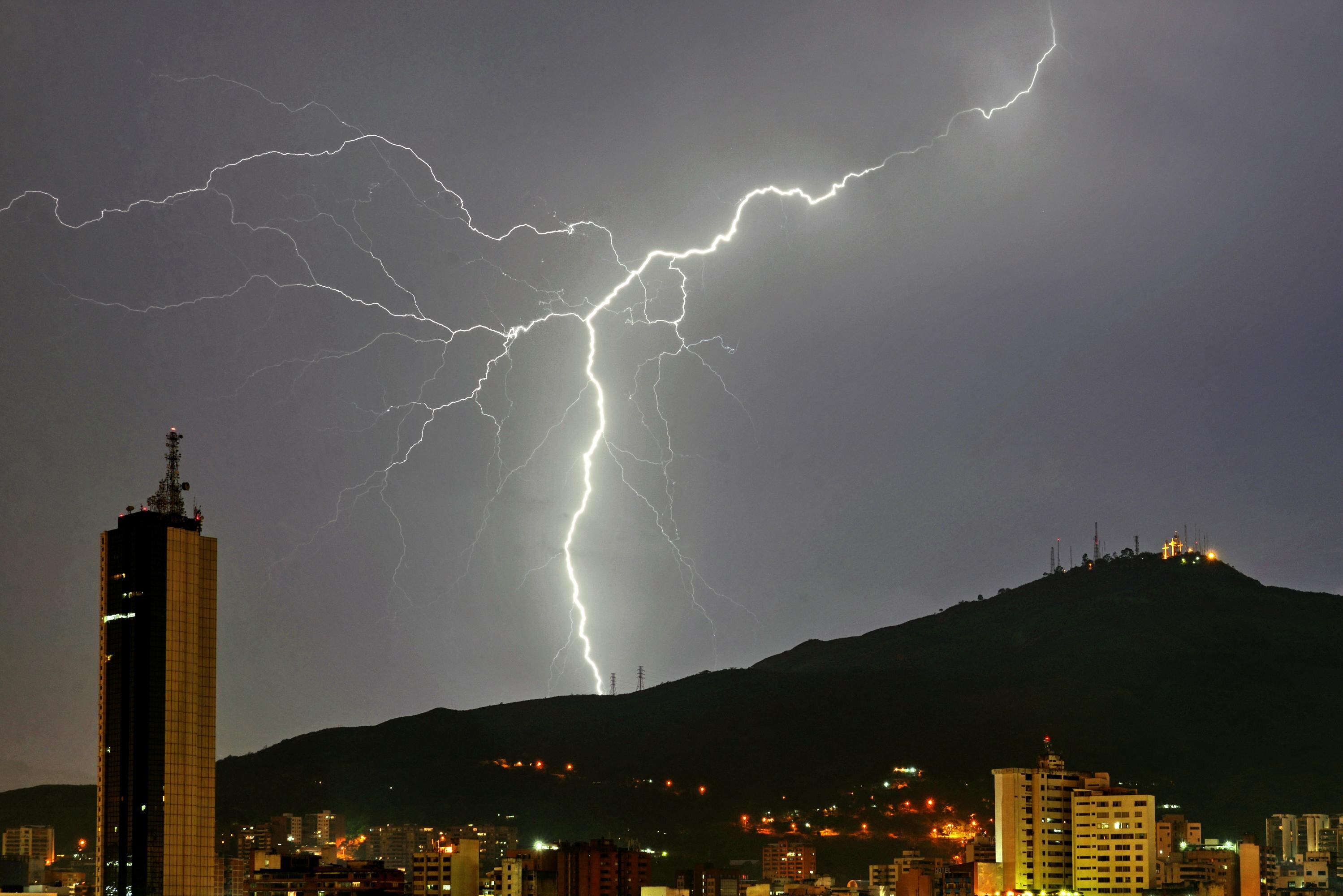 La madrugada de este miércoles estuvo marcada por fuertes truenos, además de una lluvia que se prolongó hasta las primeras horas de la mañana.