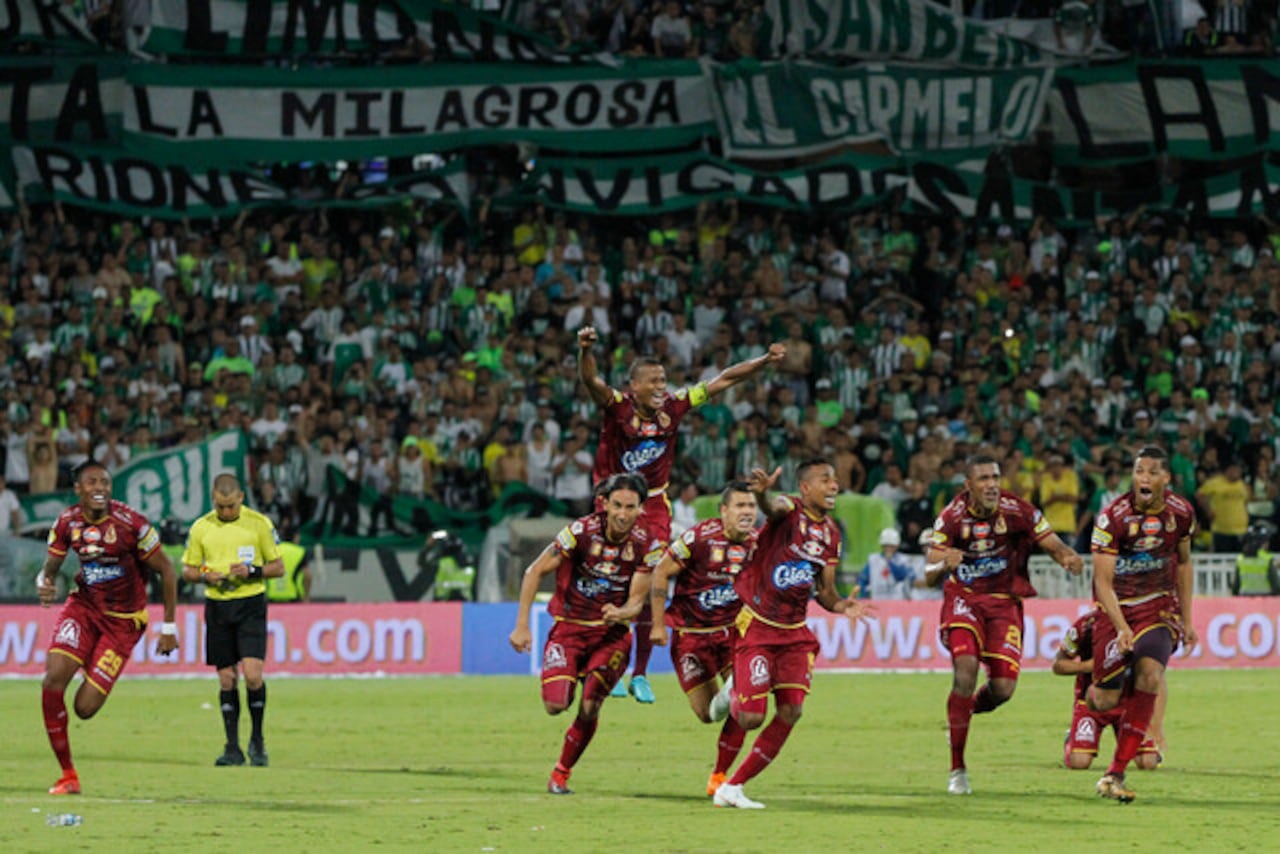 Sebastián Villa (tercero, de pie, de derecha a izquierda) campeón con Deportes Tolima en 2018-l.