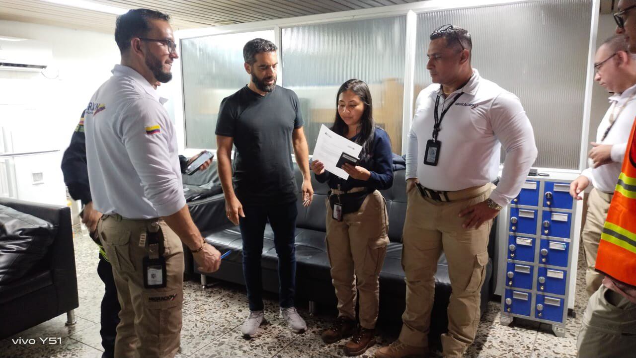 Arturo Char recibido y capturado por migración Colombia en Barranquilla.