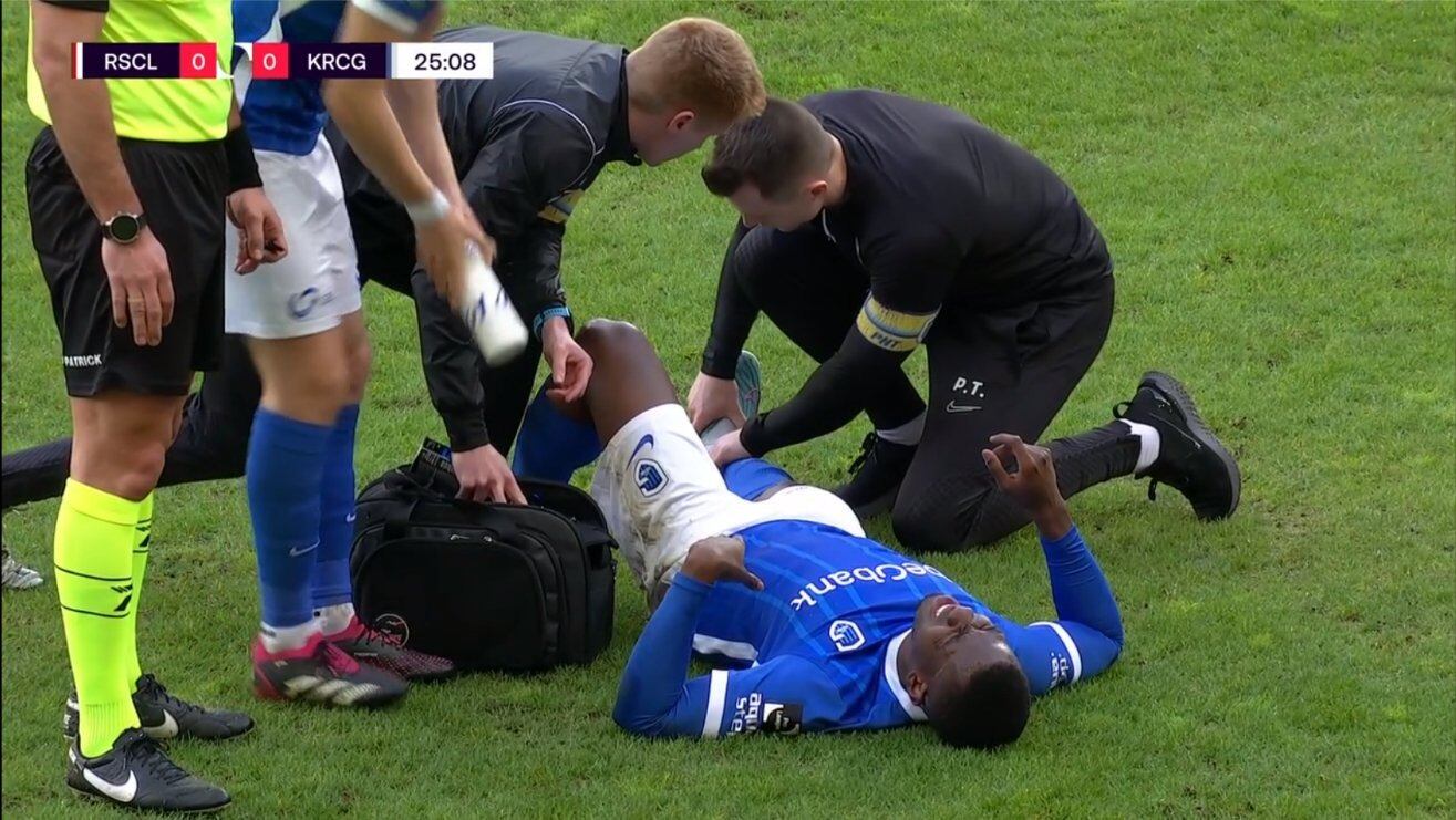 Carlos Cuesta juega como defensa en el K. R. C. Genk de la Primera División de Bélgica y salió lesionado en el último partido