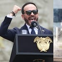 De izquierda a derecha: El presidente Abelardo De La Espriella y un encapuchado en una universidad.