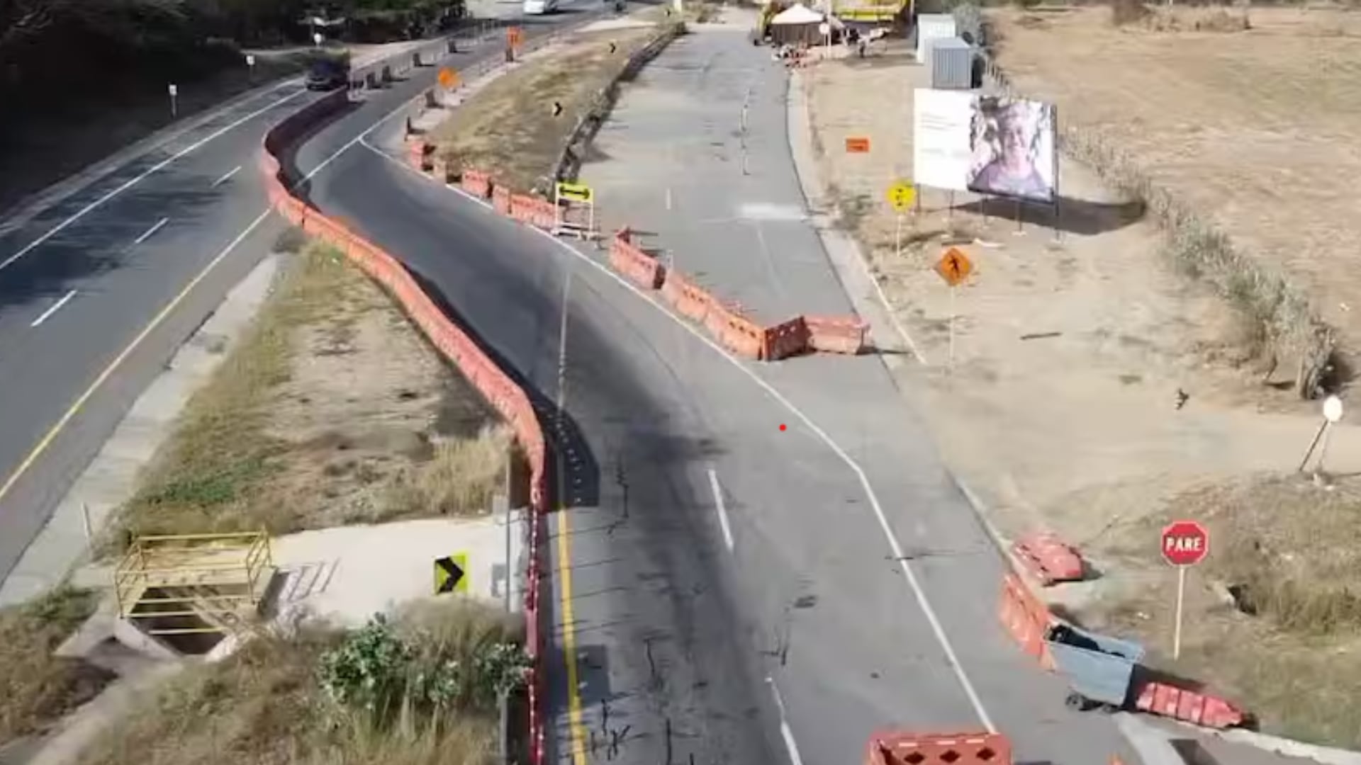 Vehículos circulan tras la apertura total del corredor vial en el puente Juan de Acosta, donde la concesión Ruta Costera finalizó la recuperación del tramo colapsado que había interrumpido el paso