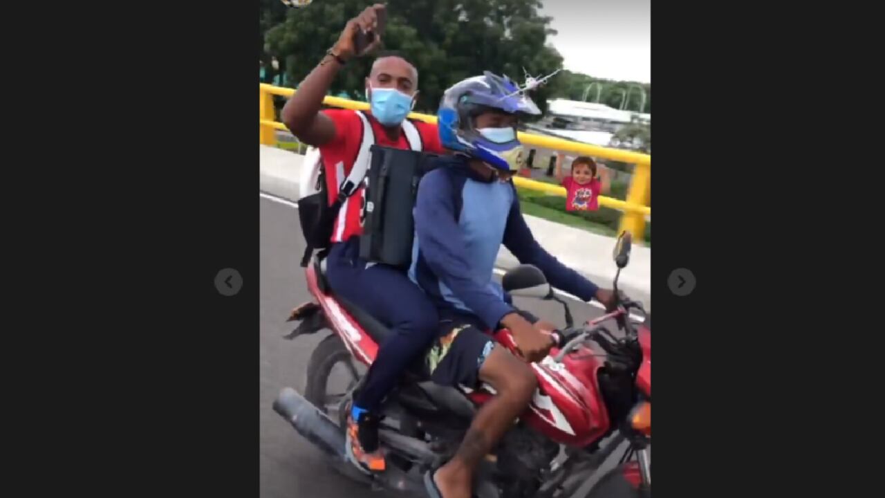 El golero uruguayo compartió en sus historias como tuvieron que arreglárselas para llegar al aeropuerto Ernesto Cortissoz ante el paro.