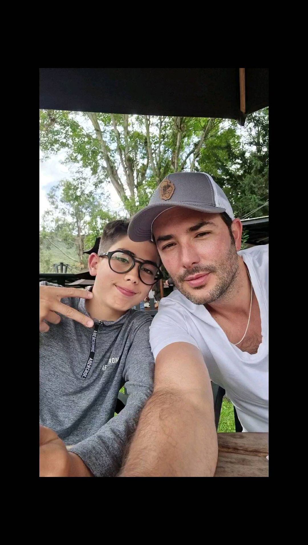 Padre e hijo disfrutan tiempo de calidad. Foto: Instagram @sebastianmartinezn.