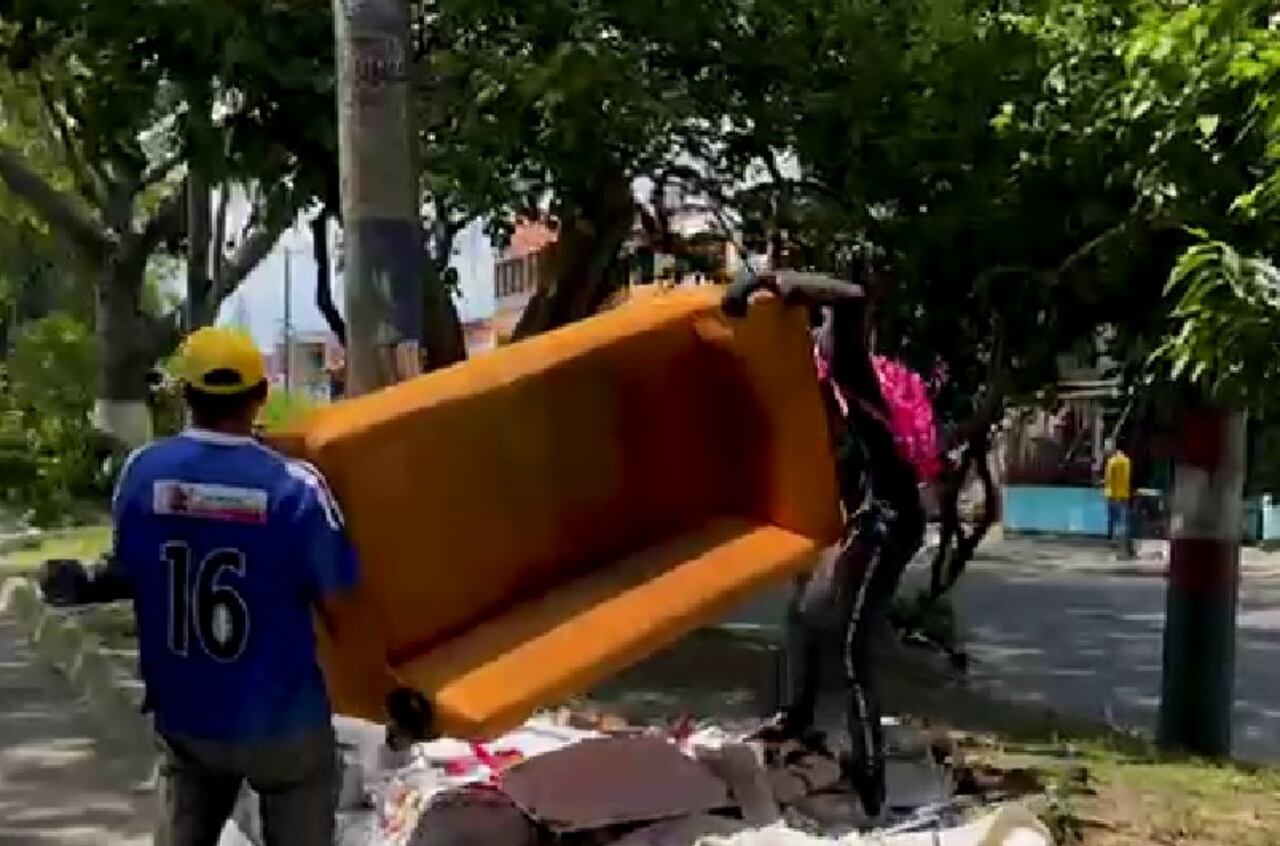 Estas son las millonarias multas que deberá pagar si lo captan botando basura en las calles de Cali.