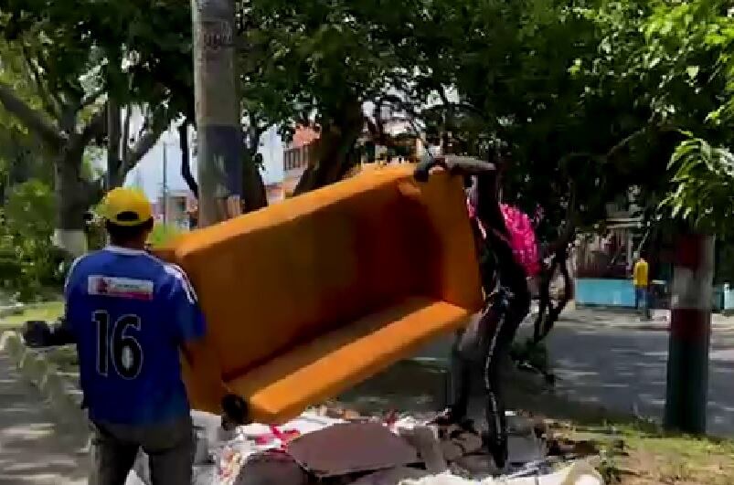 Estas son las millonarias multas que deberá pagar si lo captan botando basura en las calles de Cali.