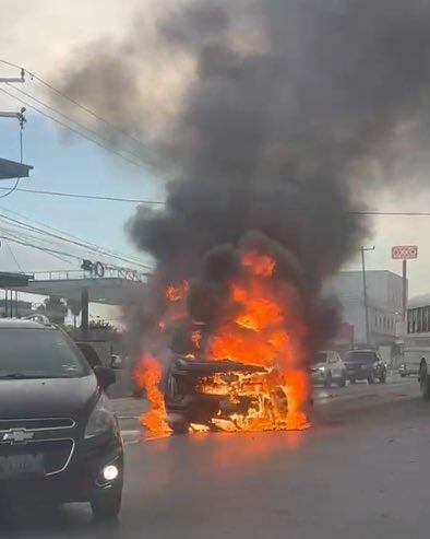 La camioneta donde viajaba el delegado terminó en cenizas luego del ataque en pleno Bulevar Hidalgo.