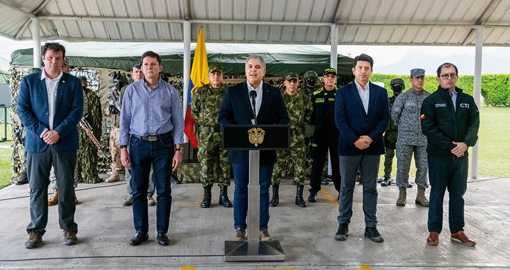 El presidente Iván Duque, desde Tolemaida al confirmar la captura de Otoniel. Lo acompañan, de izquierda a derecha: Víctor Muñoz, director del Departamento Administrativo de la Presidencia de la República; Wilson Ruiz, ministro de Justicia; Diego Molano, ministro de Defensa, y Francisco Barbosa, fiscal general de la nación.