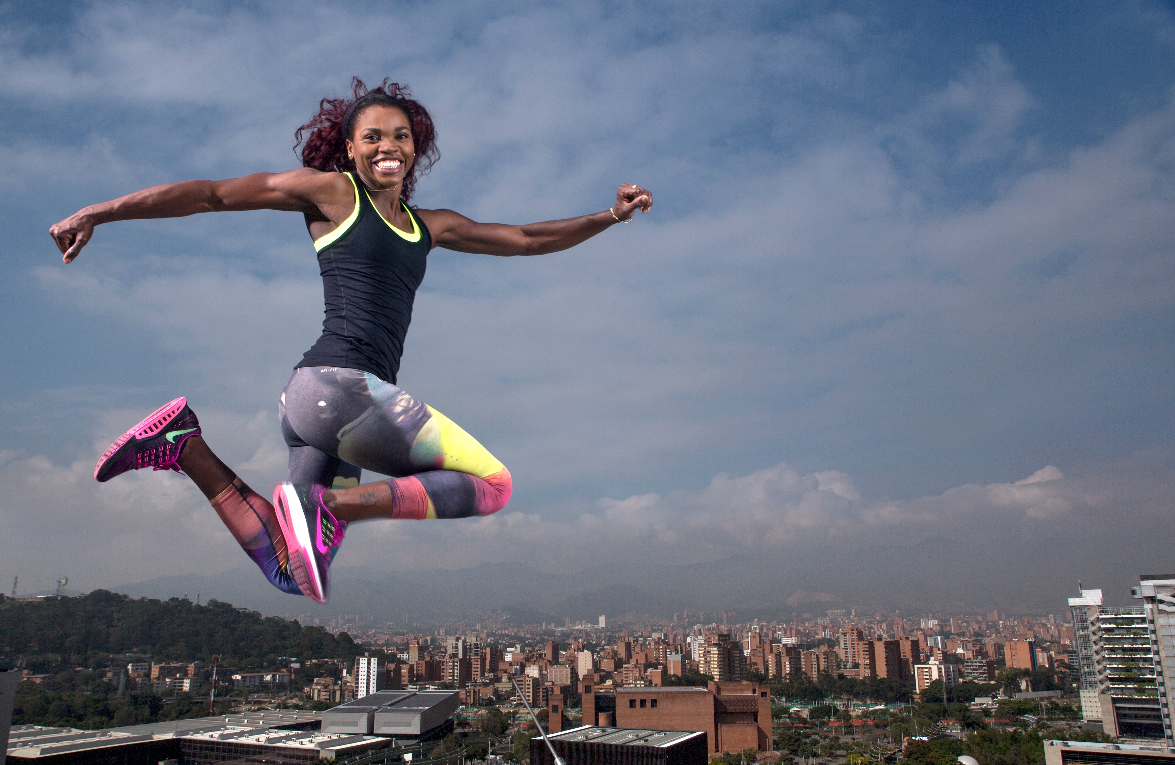 Catherine Ibargüen | Atletismo. La deportista antioqueña será la abanderada de Colombia en Tokio, y no podría ser de otra manera luego de su trayectoria en los juegos: trajo medalla de plata de los Olímpicos de Londres en 2012, y de oro en los de Río 2016. En Tokio participará en las categorías de Salto largo y Salto triple. Con seguridad, le dará nuevas alegrías al país. Foto: Juan Carlos Sierra / Semana