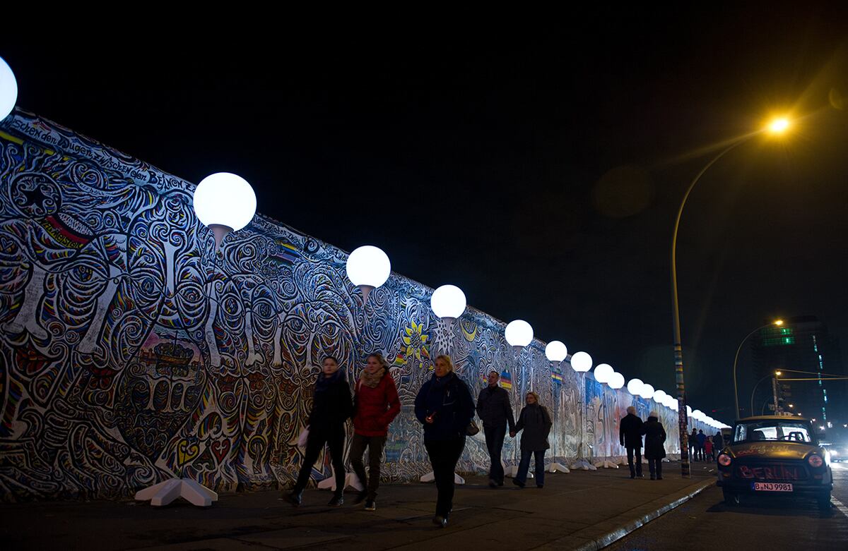 El Muro de Berlín se ilumina por el proyecto de arte ‘Lichtgrenze 2014’ (Frontera de luz 2014). La instalación consta de 8.000 globos luminosos que conmemoran el aniversario número 25 de la caída del muro. 