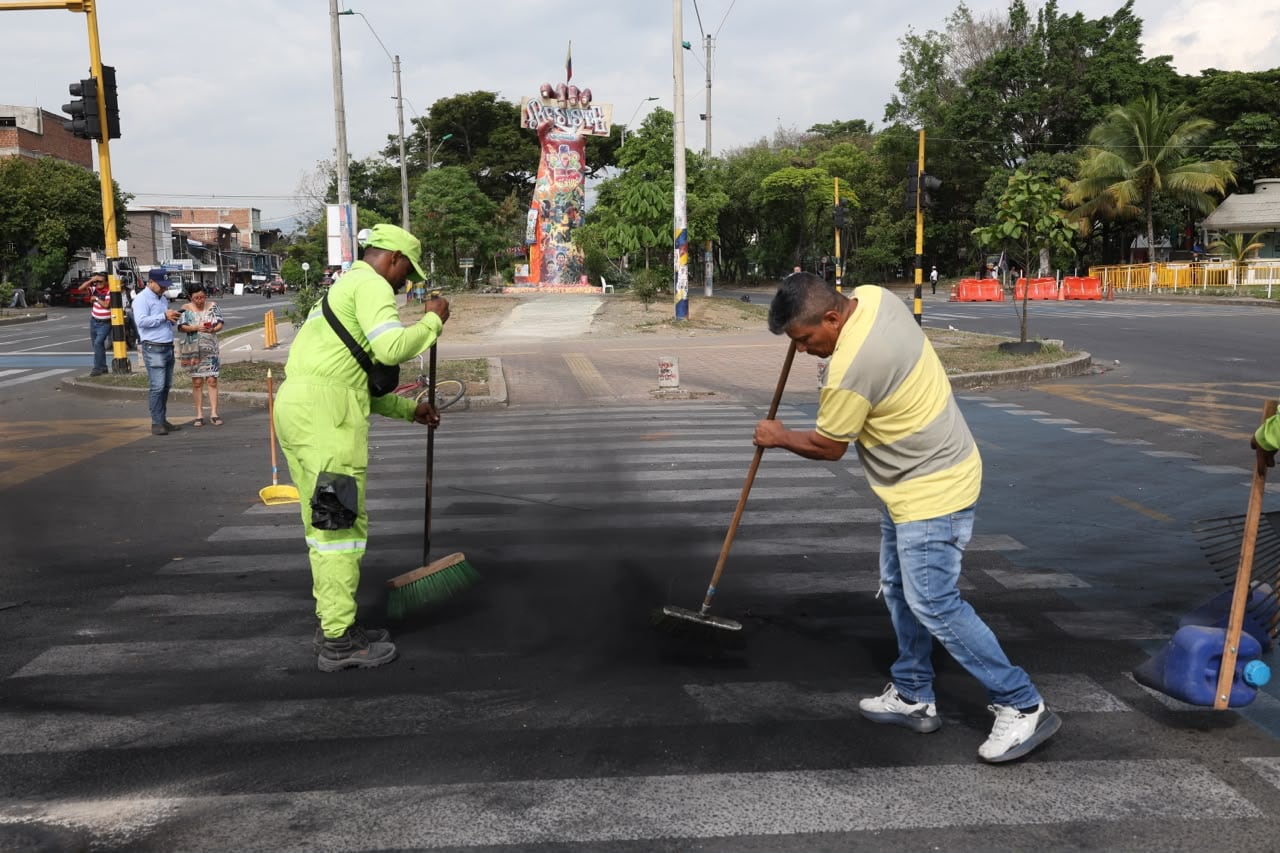 Limpian calles que se vieron afectadas por los desmanes.