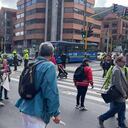 Opositores al corredor verde protestan a esta sobre la carrera séptima en Bogotá.