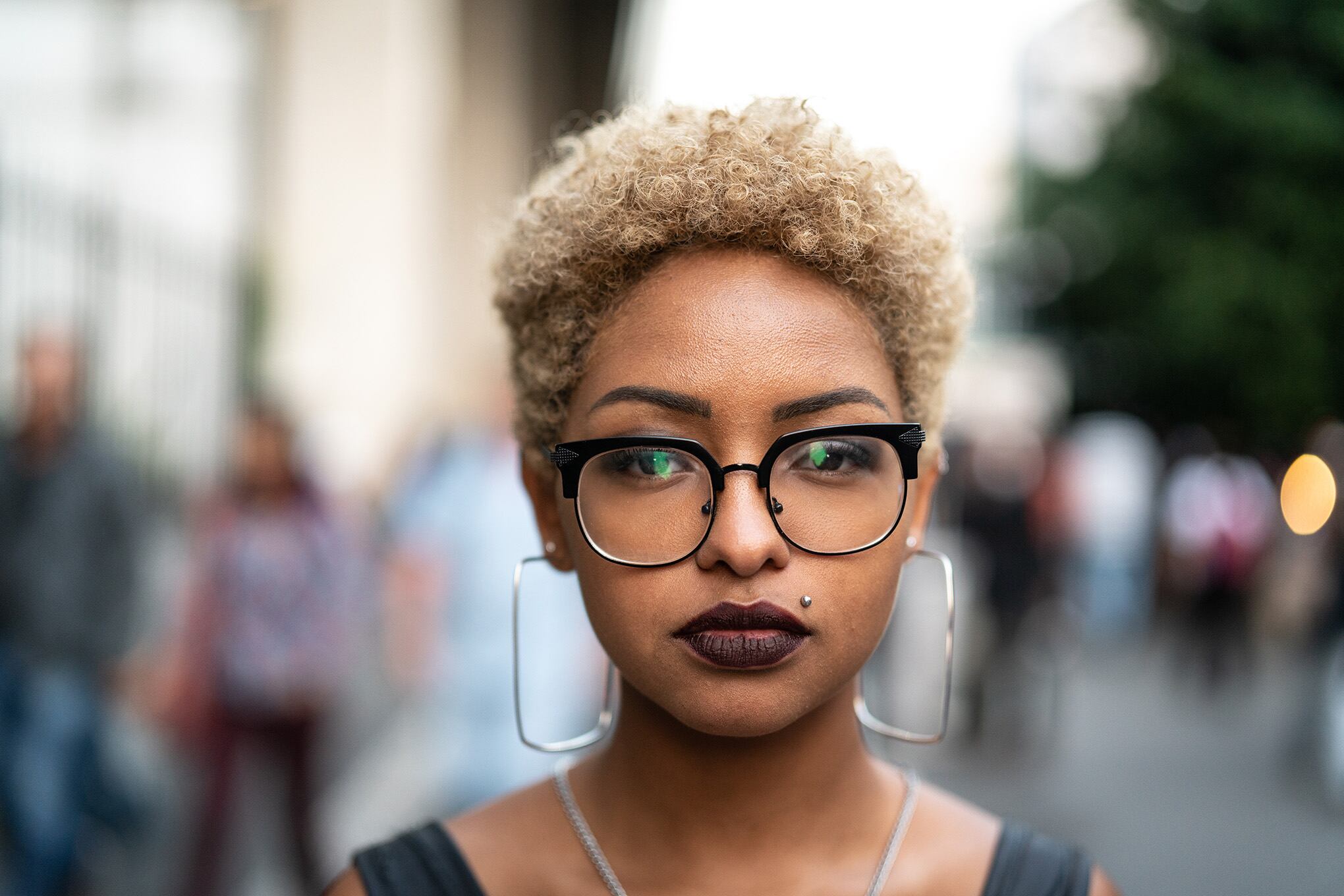 Retrato de mujer de moda en la ciudad. Mujer con gafas