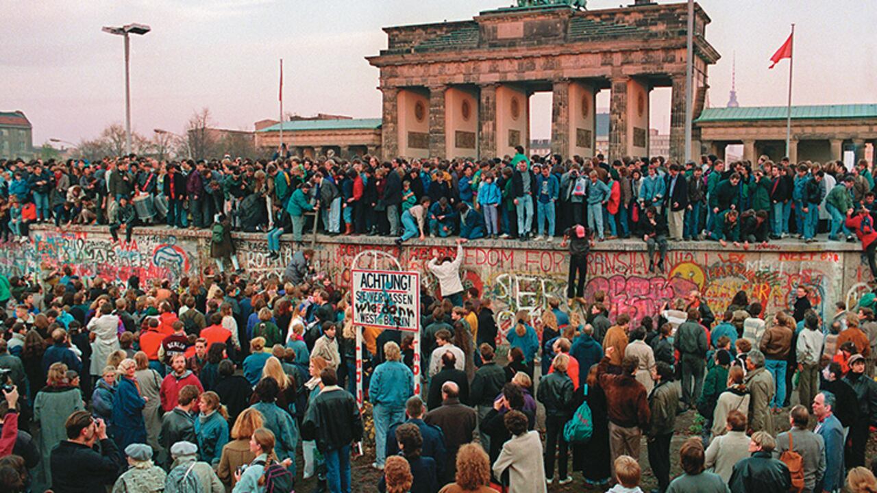 La caída del Muro de Berlín desencadenó el colapso de la RDA. Uno de los signatarios del tratado de unión entre las dos Alemanias fue Wolfgang Schäuble. En la actualidad, es el ministro de Finanzas del gobierno de Angela Merkel.