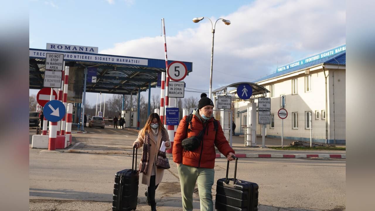 Personas entran en Rumanía, tras haber cruzado desde Ucrania, el 24 de febrero de 2022 en Sighetu Marmatiei, Rumanía. Durante la noche, Rusia comenzó un ataque a gran escala contra Ucrania. Foto: Andreea Campeanu/Getty Images.