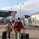 Personas entran en Rumanía, tras haber cruzado desde Ucrania, el 24 de febrero de 2022 en Sighetu Marmatiei, Rumanía. Durante la noche, Rusia comenzó un ataque a gran escala contra Ucrania. Foto: Andreea Campeanu/Getty Images.