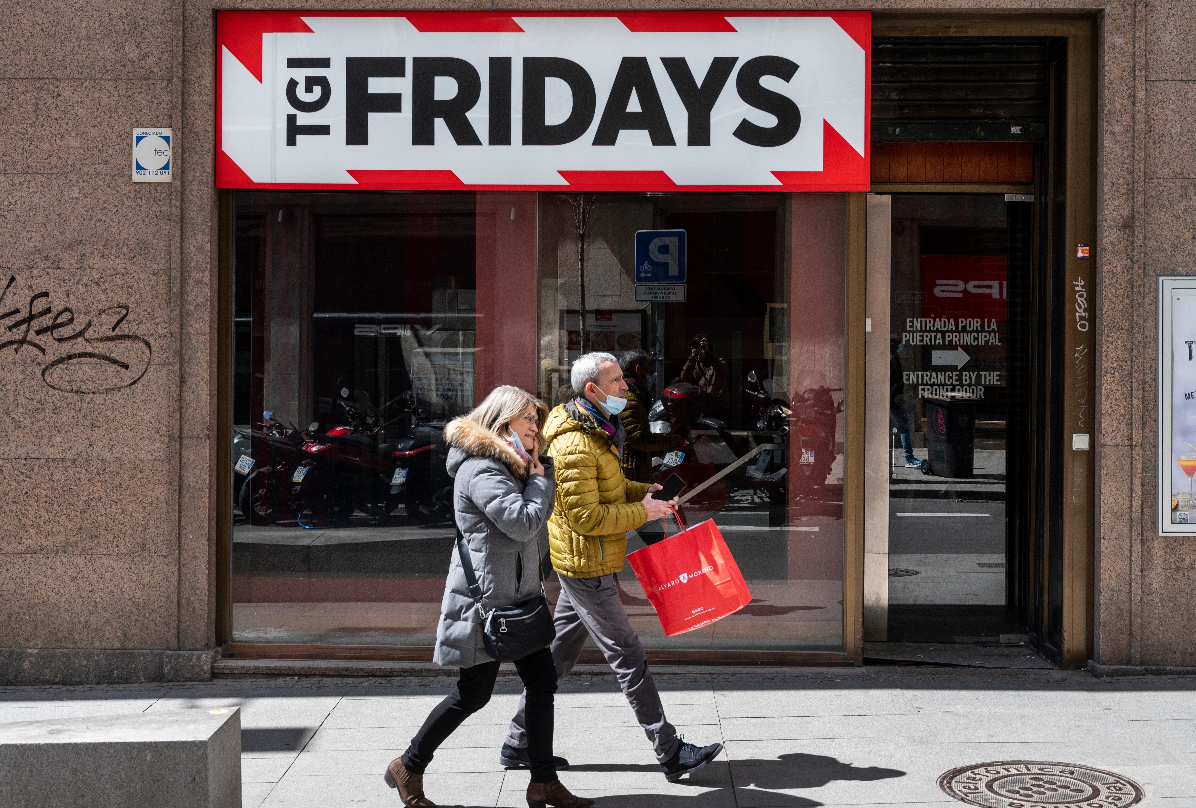 MADRID, SPAIN - 2022/04/18: Pedestrians walk past the American casual dining restaurant chain TGI Fridays in Spain. (Photo by Xavi Lopez/SOPA Images/LightRocket via Getty Images)