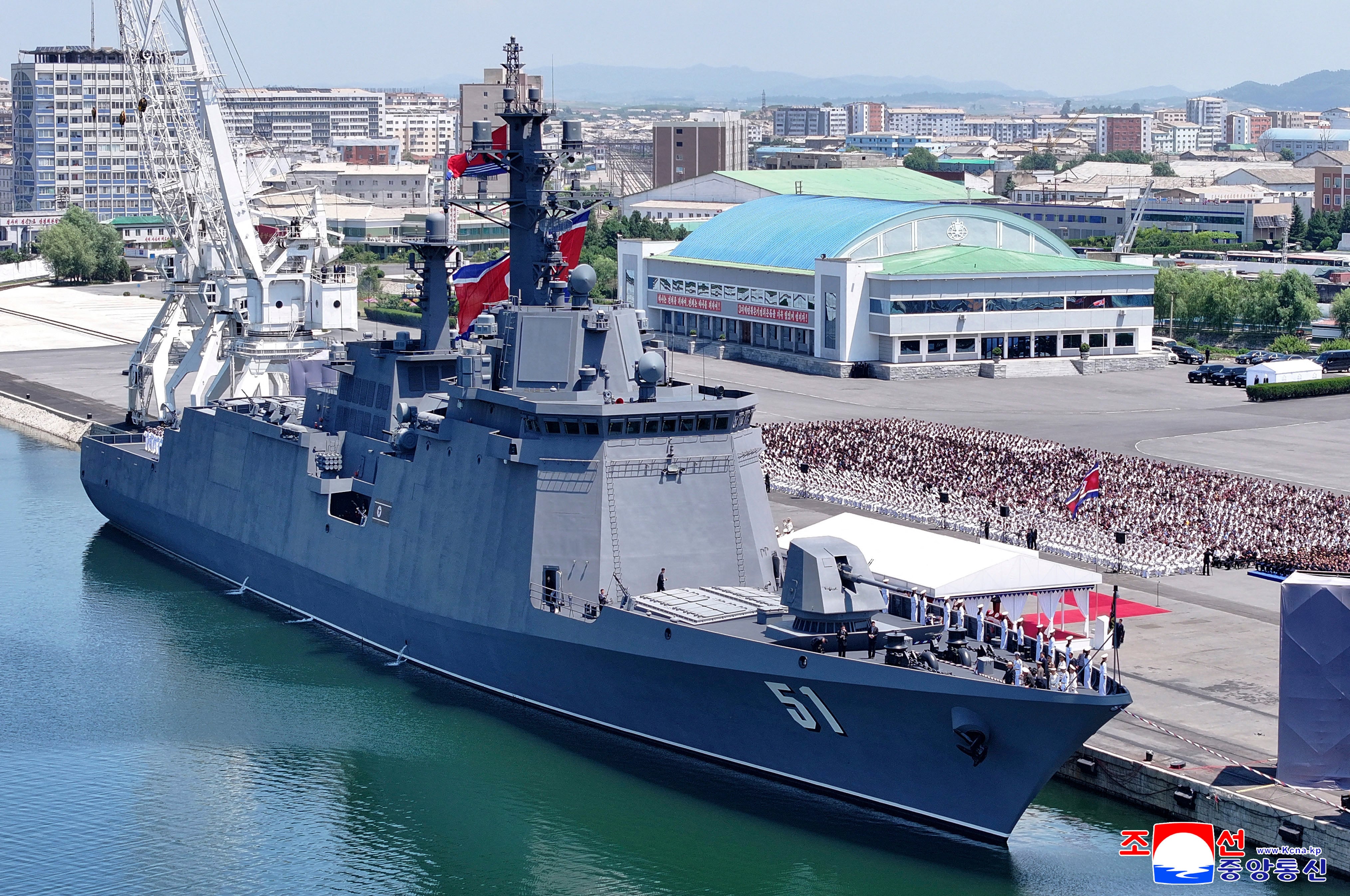 la ceremonia de puesta en servicio del nuevo destructor multimisión Choe Hyon en el puerto de Nampo, Corea del Norte.