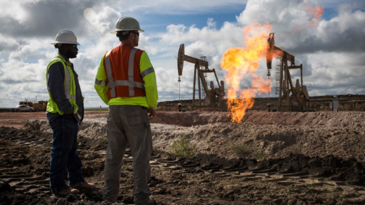 Desempleados llegan a diario a Dakota del Norte tras la bonanza. Pero la técnica, por su impacto ambiental, genera resistencias.