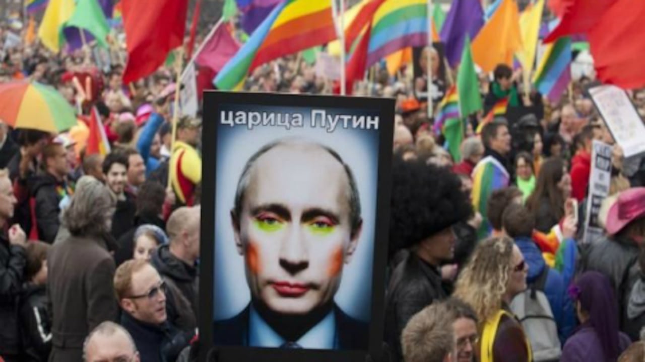 Manifestantes rusos protestando en contra de la ley anti-gay.