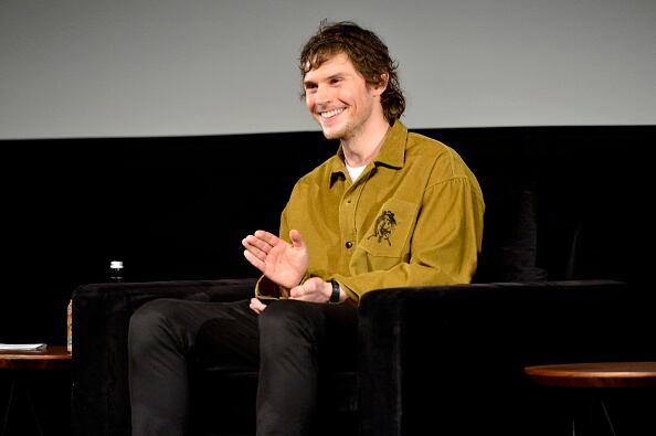 Evan Peters, nominado en la categoría de 'mejor actor de miniserie o película para televisión', por 'Monstruo: La historia de Jeffrey Dahmer'.